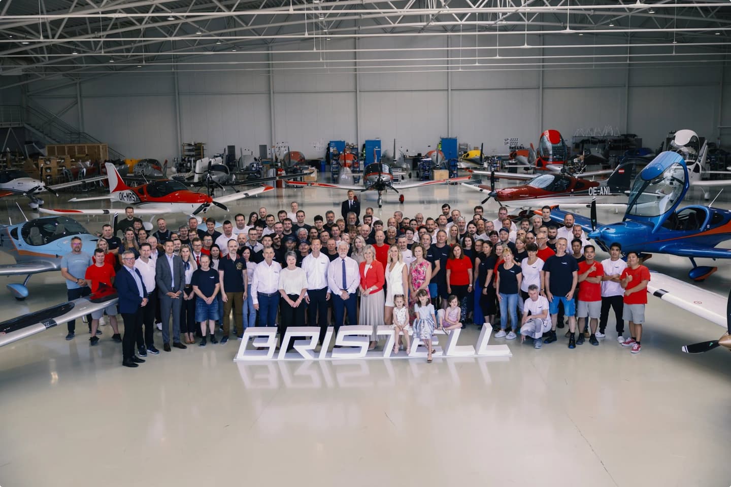 Das BRM-AERO-Werk in Kunovice, Tschechische Republik, mit fertigen Bristell-Flugzeugen auf dem Vorfeld