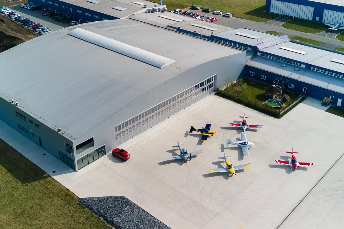 Vue aérienne de l'usine et de l'aérodrome BRM AERO à Kunovice, République tchèque