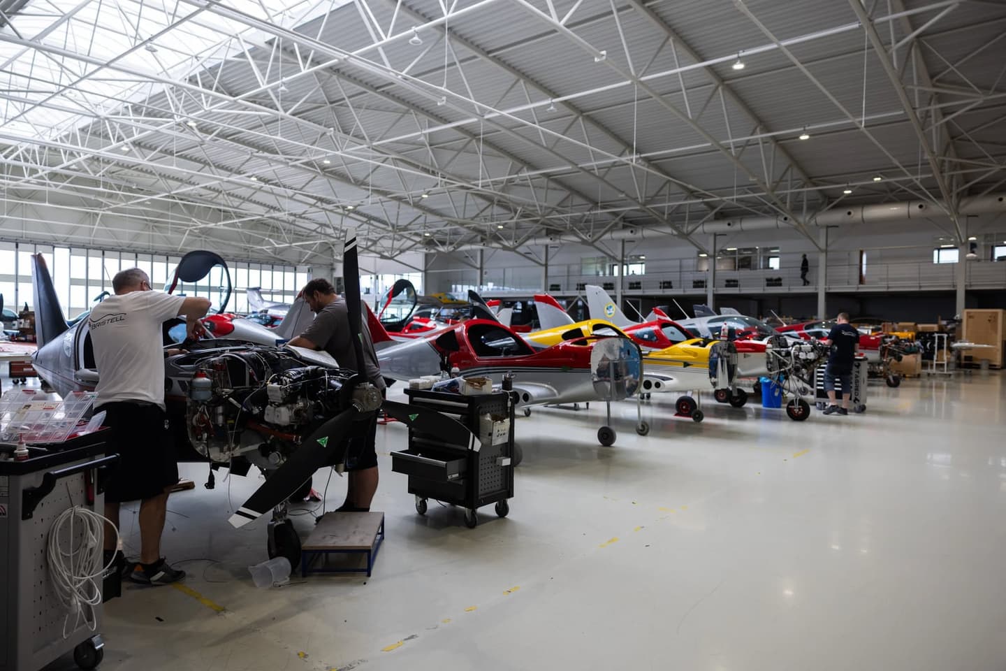 Die Bristell-Fertigungshalle in Kunovice, in der Techniker an Flugzeugen in der Endmontage arbeiten