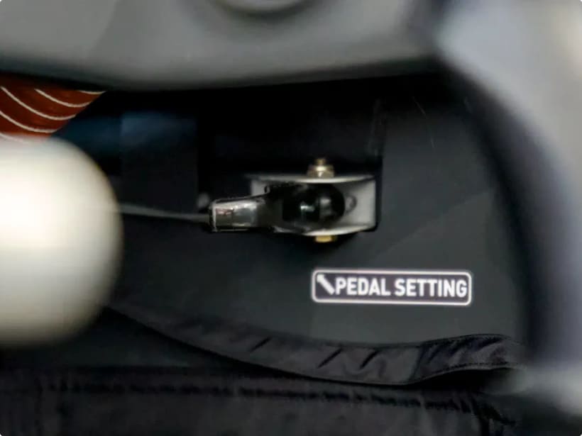 Adjustable rudder-pedal mechanism with its pedal-setting adjustment lever.