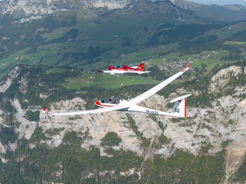 Eine Bristell B23 beim Segelflugzeugschlepp, 2022